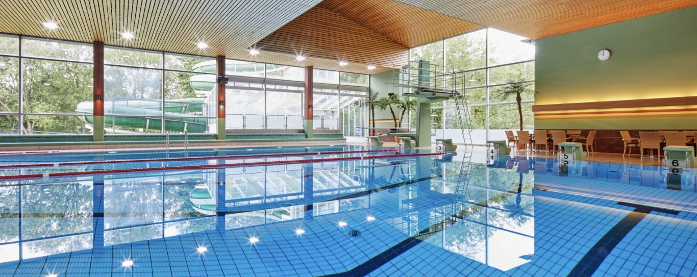 Schwimmbad mit Bahnen und Fensterfront