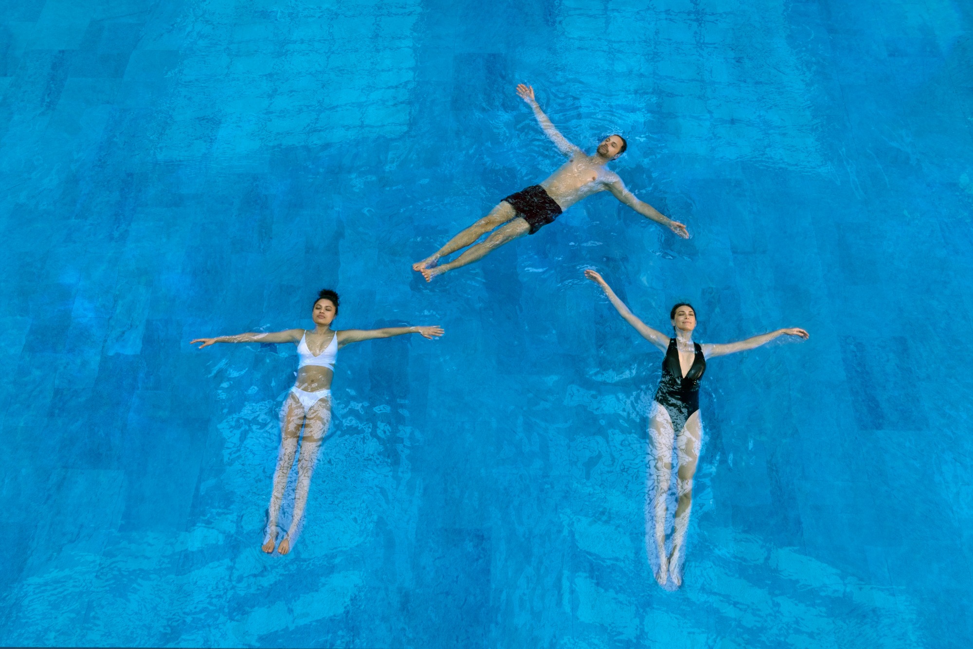 Drei Personen beim Floaten.
