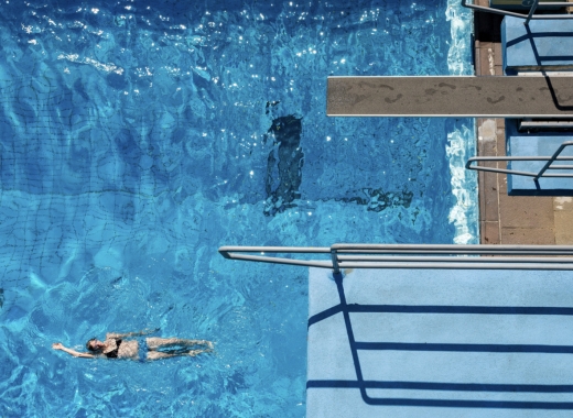 Kaifu Bad Ausklapper Sommerfreibad Sprungturm Schwimmerin