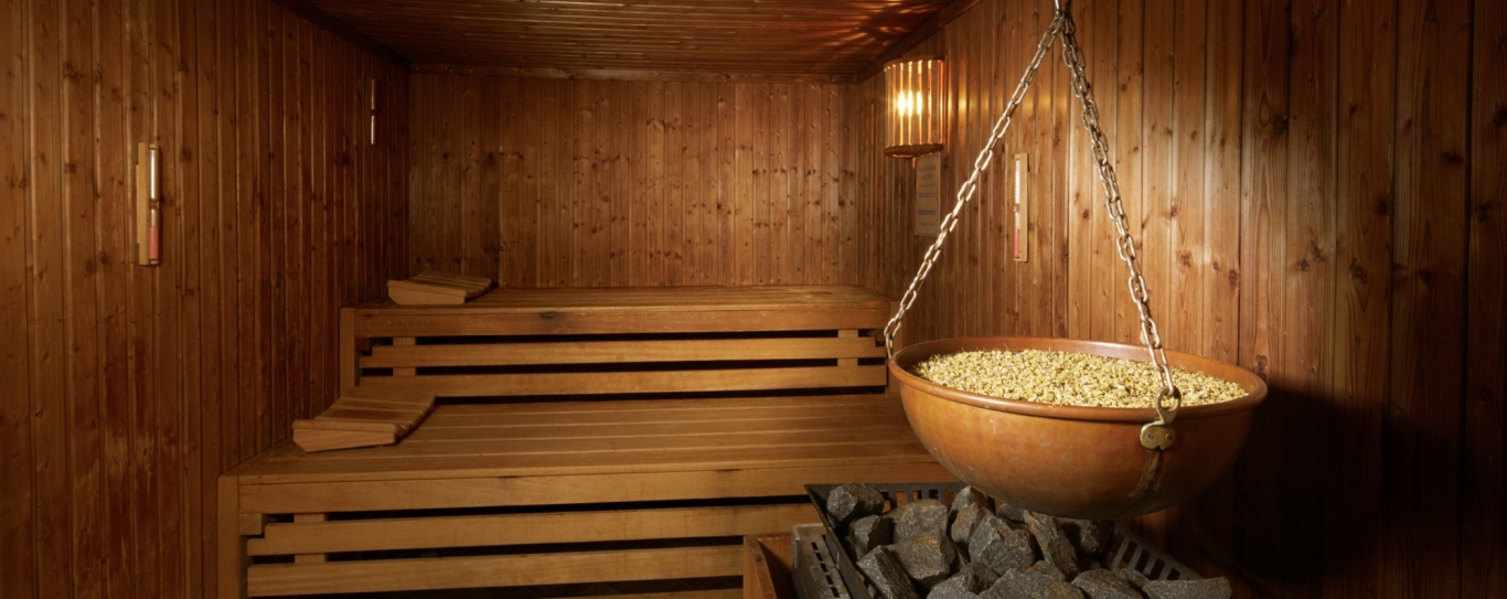 Holzsauna mit Ofen und Aromaschale