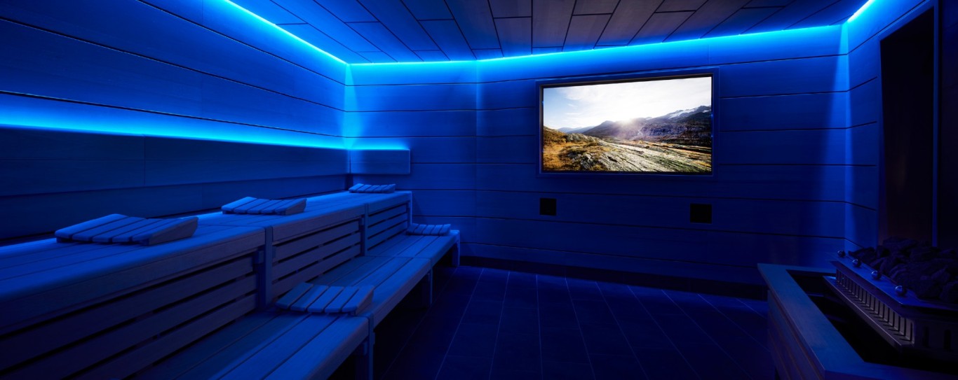 Sauna mit blauer Beleuchtung und Bildschirm