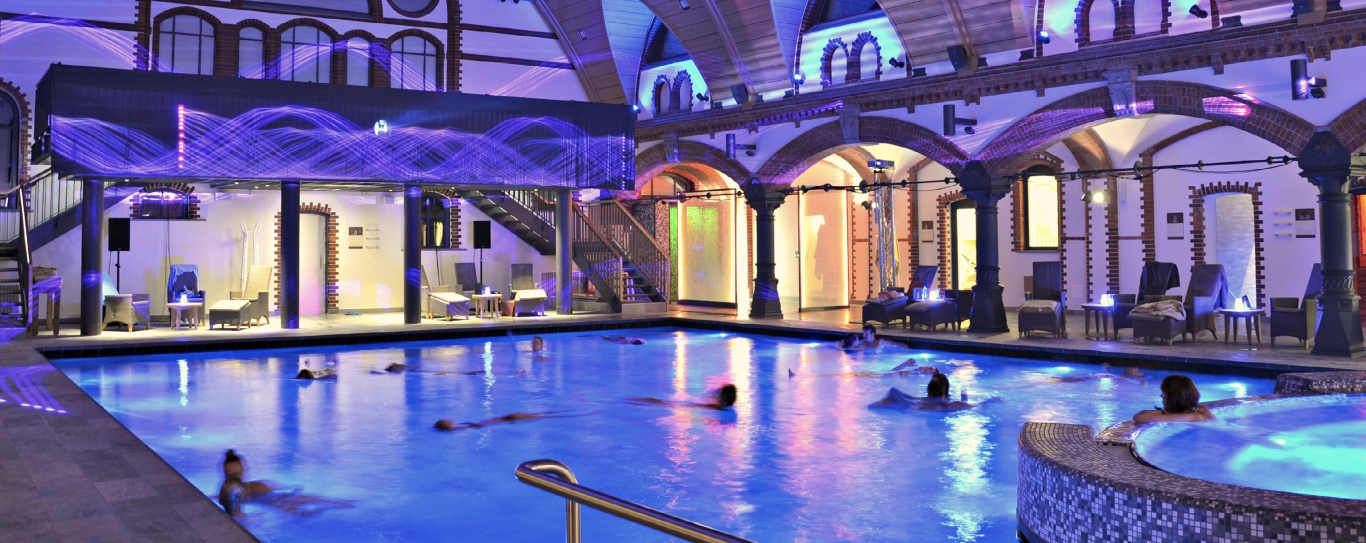 Therme mit romantischer Abendbeleuchtung