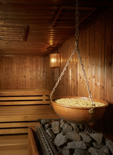 Holzsauna mit Ofen und Aromaschale