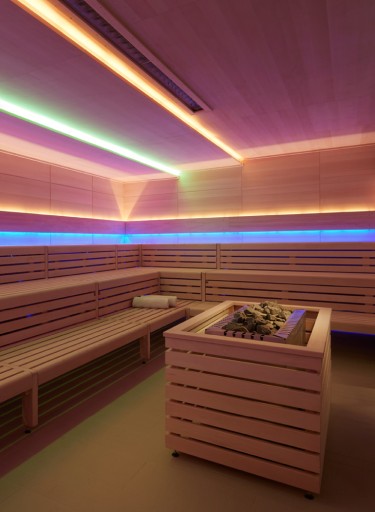 Sauna mit bunter Beleuchtung