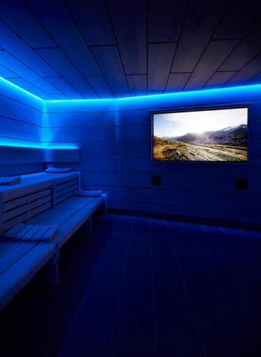 Sauna mit blauer Beleuchtung und Bildschirm