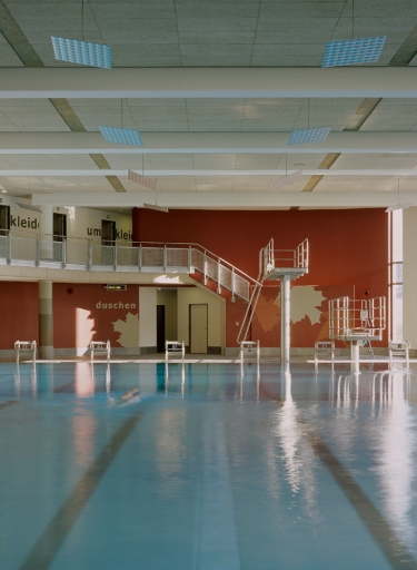 Schwimmbad mit Startblöcken und Sprungturm