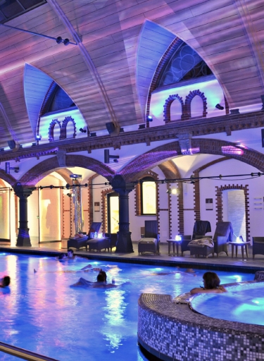 Therme mit romantischer Abendbeleuchtung