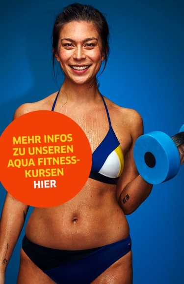 Frau im Bikini mit Hantel auf blauem Hintergund