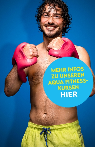 Lächelnder Mann mit Aqua-Hanteln beim Aqua Fitness, Hinweis auf Aqua Fitness Kurse.