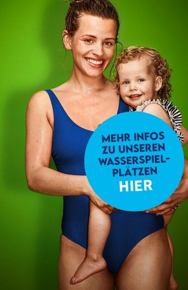 Lächelnde Mutter im blauen Badeanzug hält ihr Kind im gestreiften Badeanzug, Hinweis auf Wasserspielplätze.