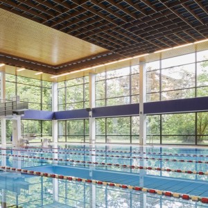 Schwimmbad mit Glasfassade und Sprungturm