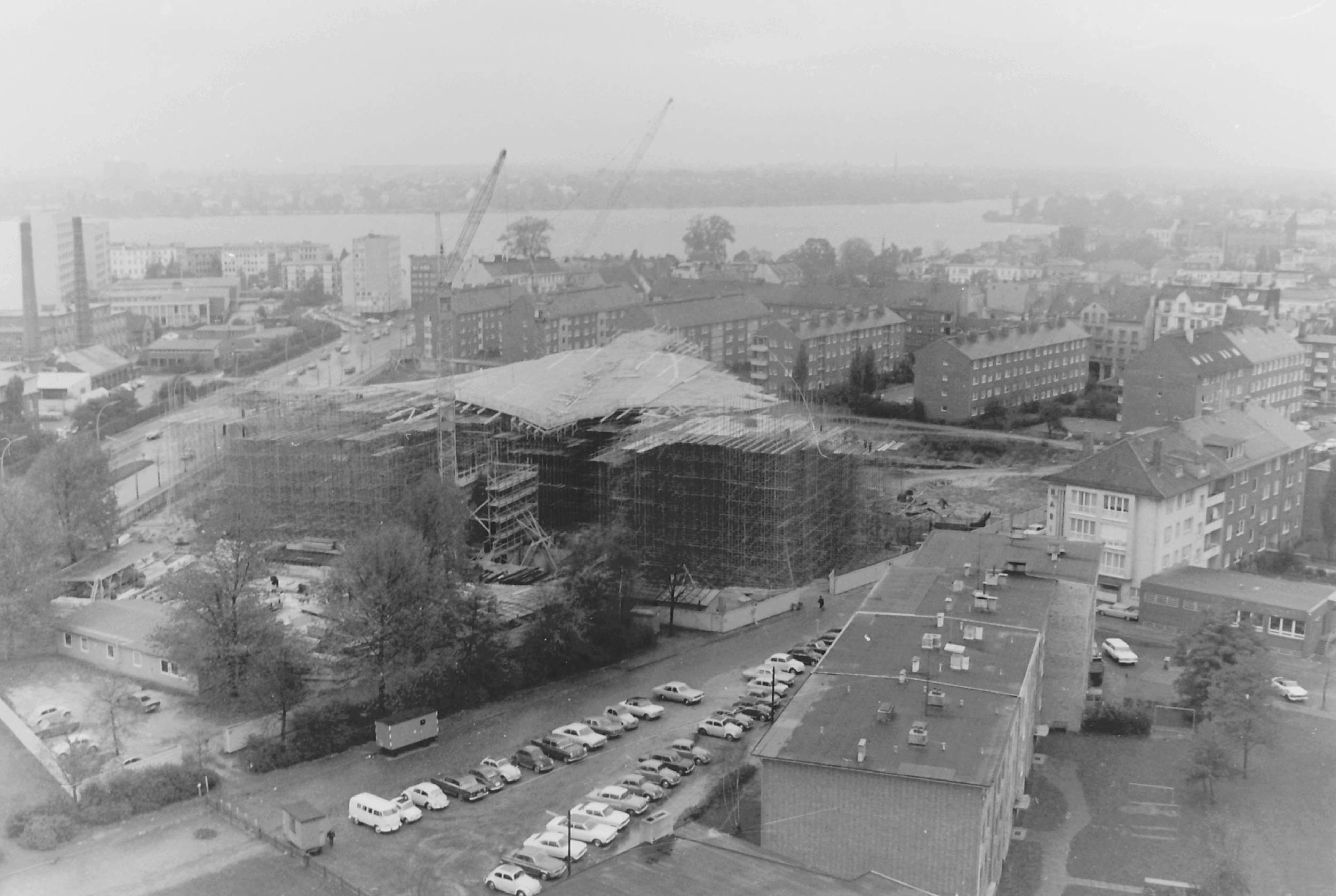 Blick aus der Ferne auf den Bau der Alster-Schwimmhalle. Das Dach erinnert an einen Rochen