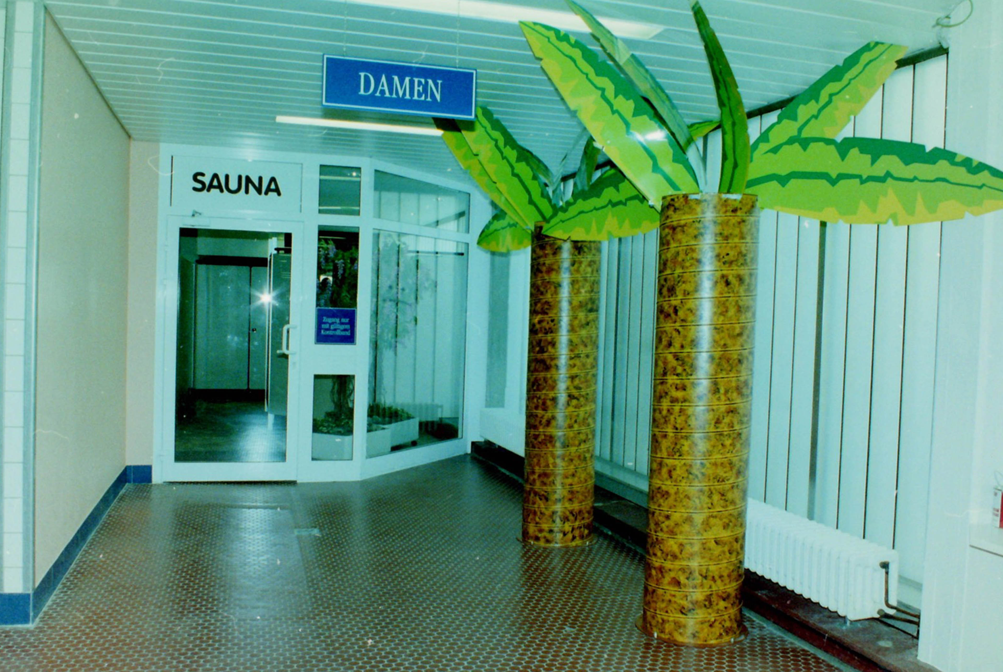 Foto von einem Eingangsbereich der Damensauna. Säulen als Palmen dekoriert