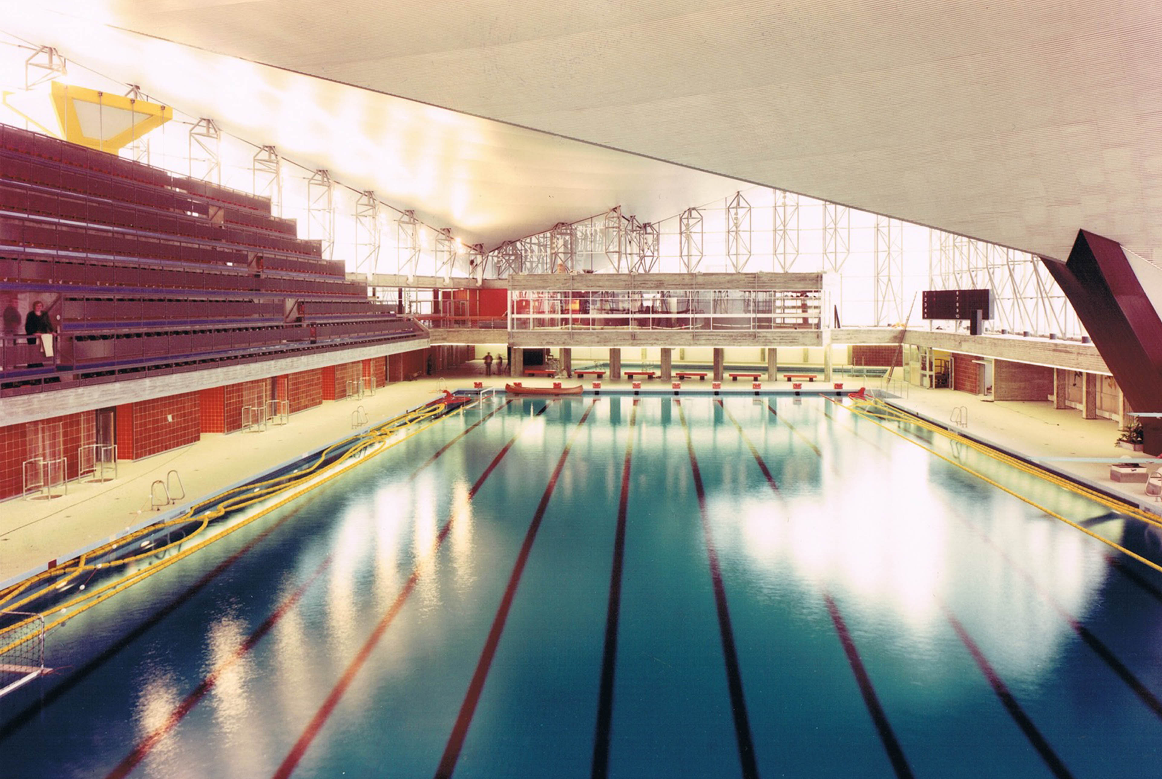 Blick auf Schwimmbecken und eine Tribüne auf der linken Seite