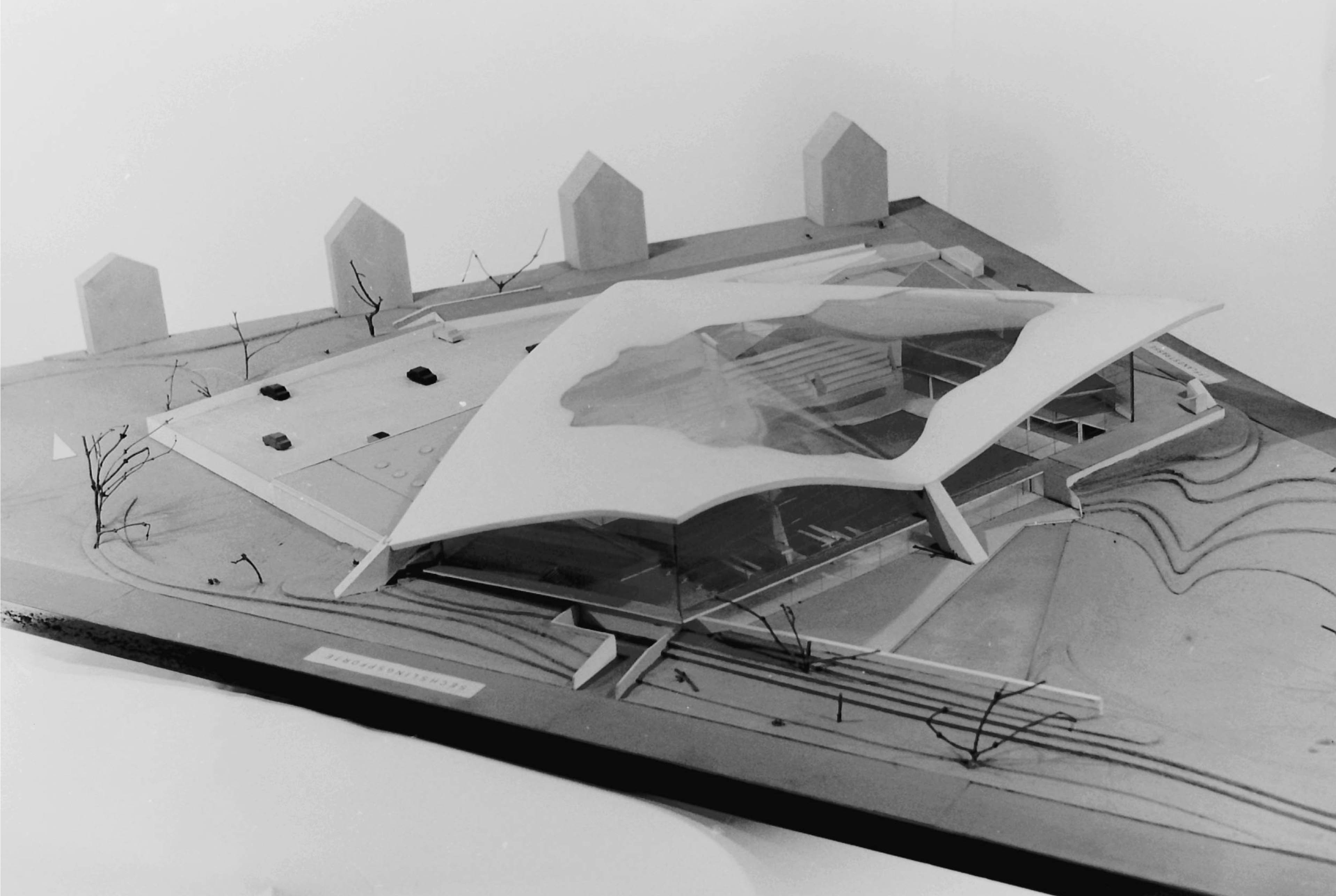 Modell eines Gebäudes mit dreieckiger Dachform