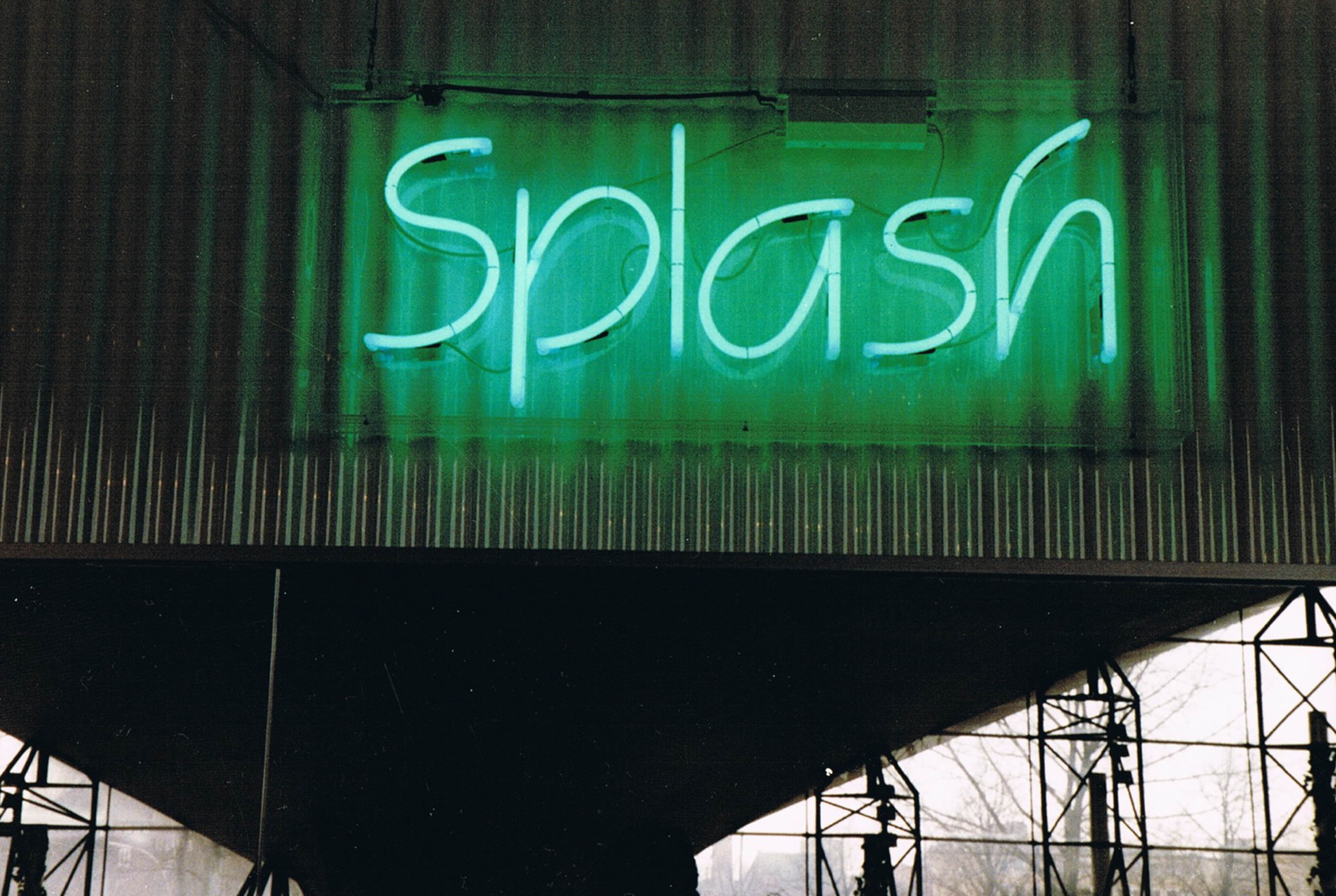 Grünes neon LED Licht mit dem Schriftzug „Splash“