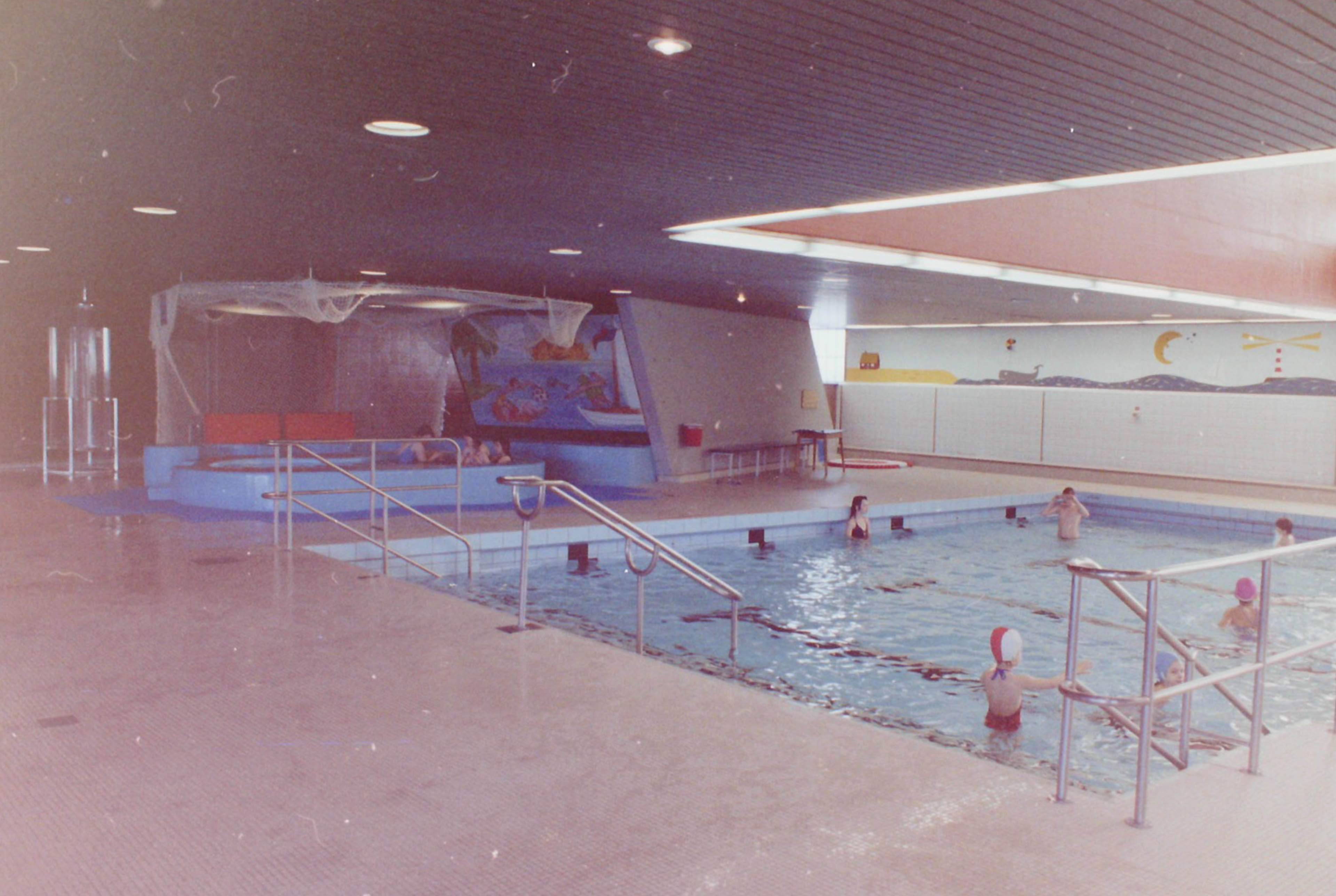 Foto von Kindern die in einem Schwimmbecken spielen
