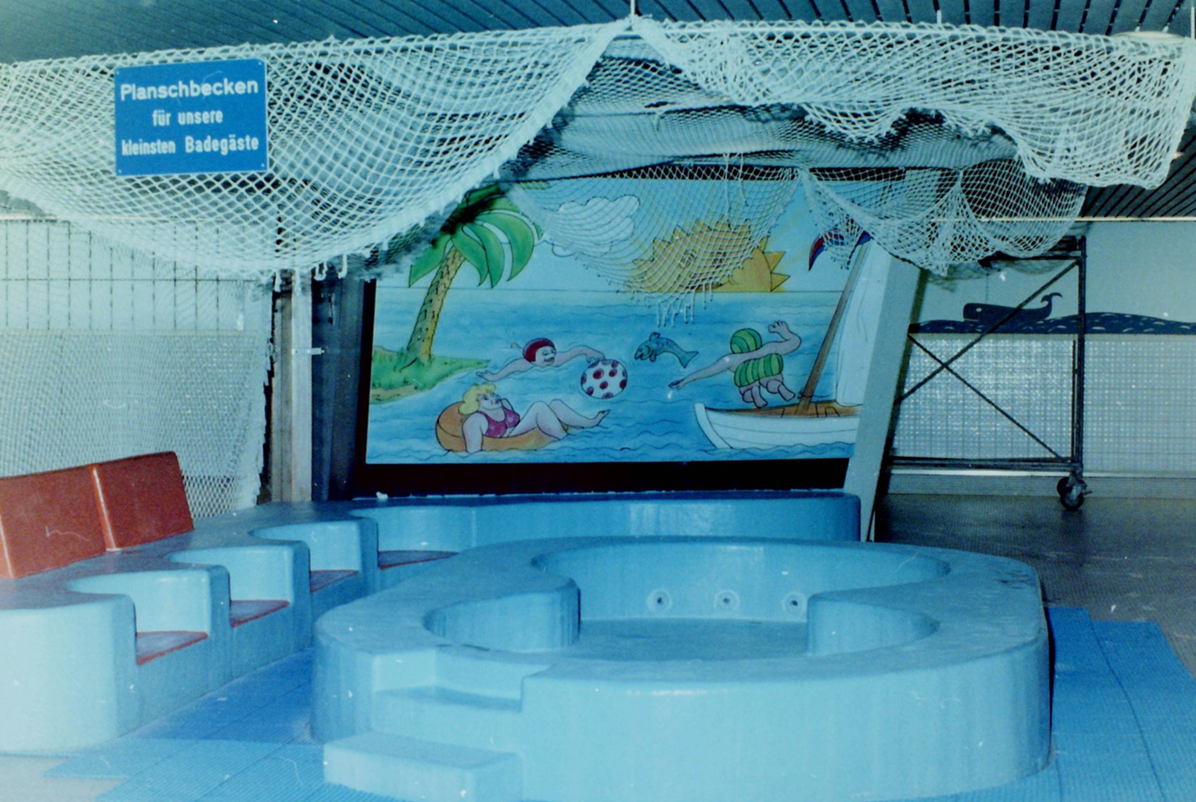 Foto von einem kleinen Baby-Schwimmbecken, mit Sitzgelegenheiten daneben