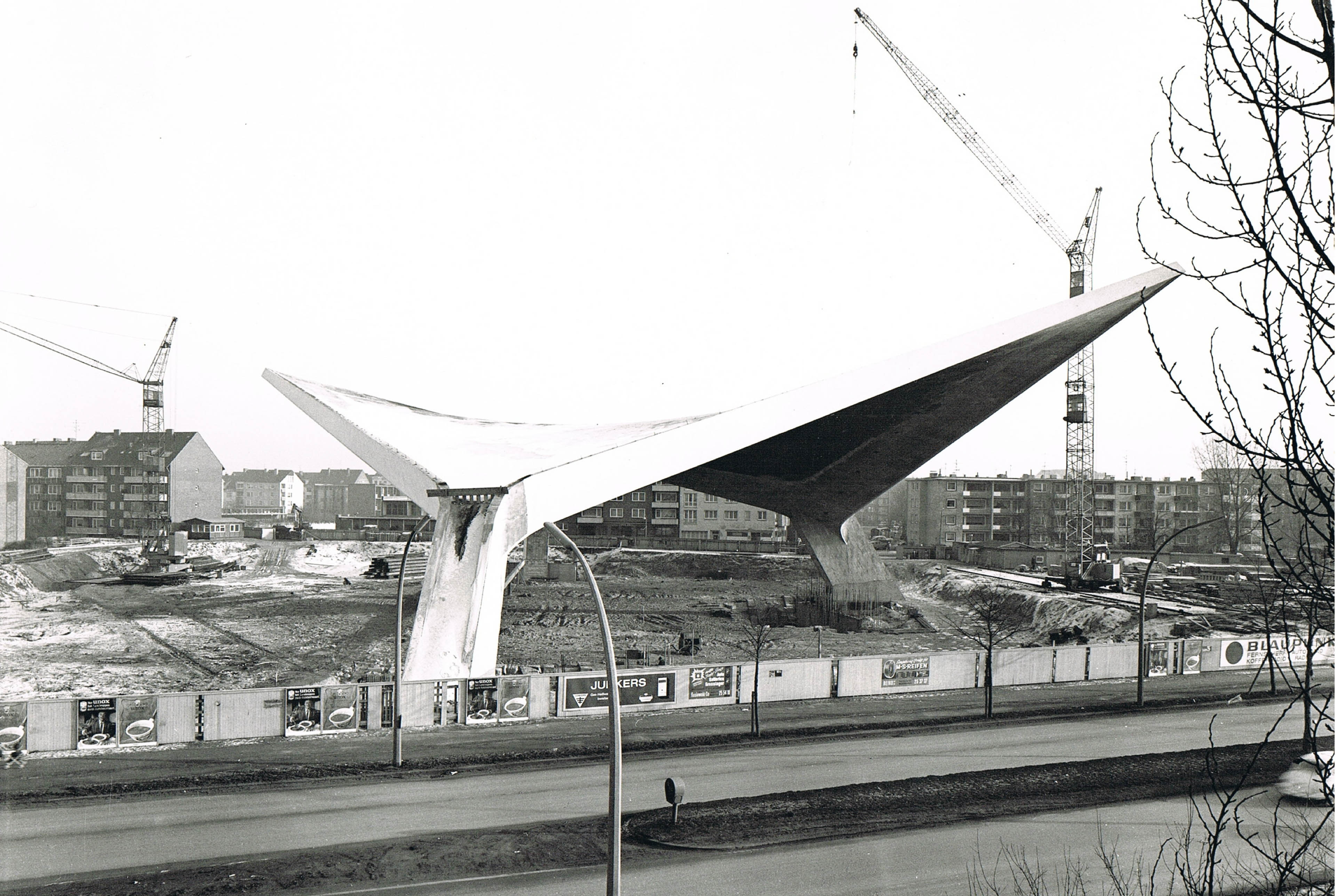 Blick auf die Fertigstellung der Dachkonstruktion der Alster-Schwimmhalle 