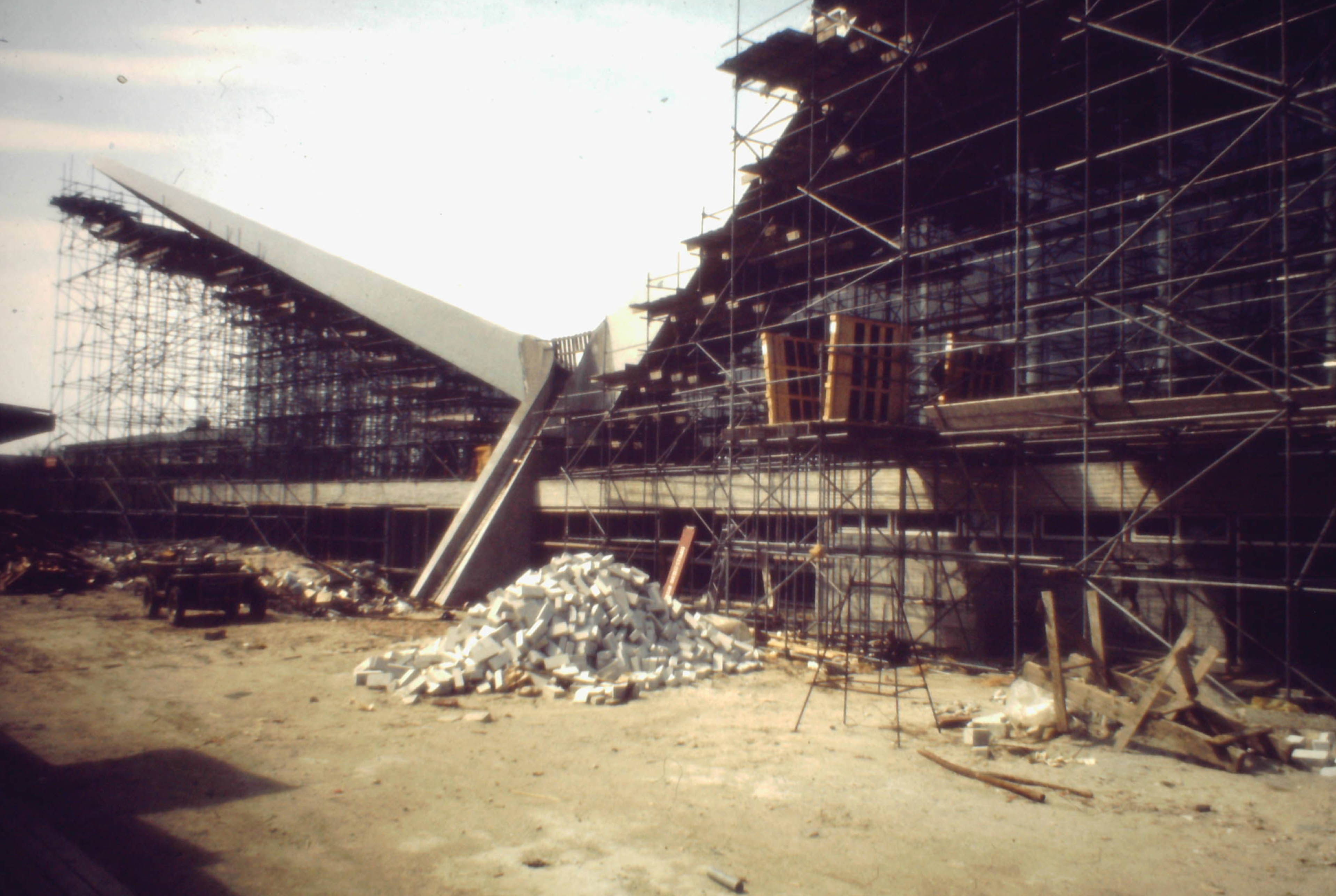 Ein Haufen von Kalksandsteinen vor einer Baustelle