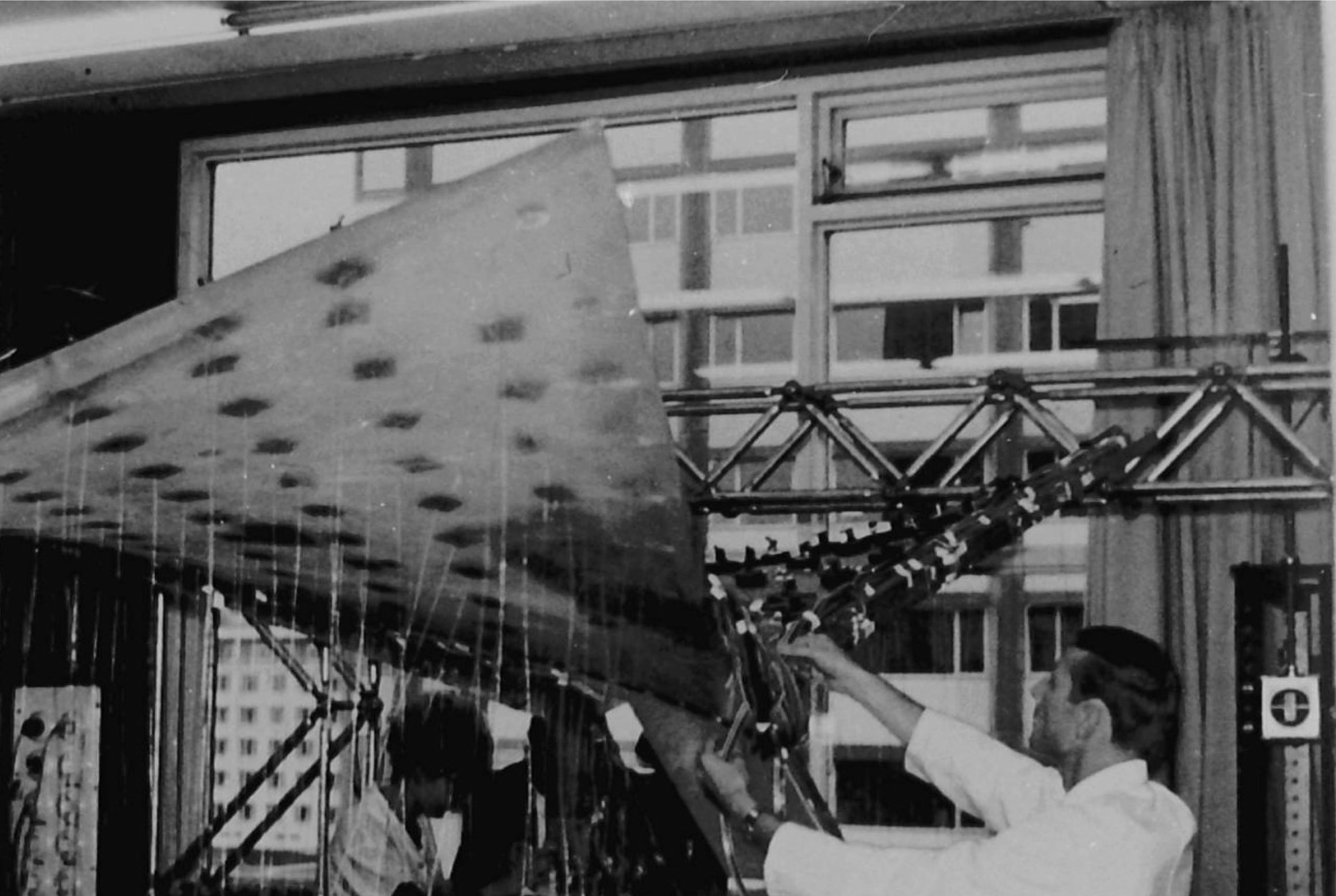 Spannungsoptische Modelluntersuchung des einzigartigen Schalendachs an der Universität Stuttgart – das Modell wird dort heute noch für Lehrzwecke genutzt.