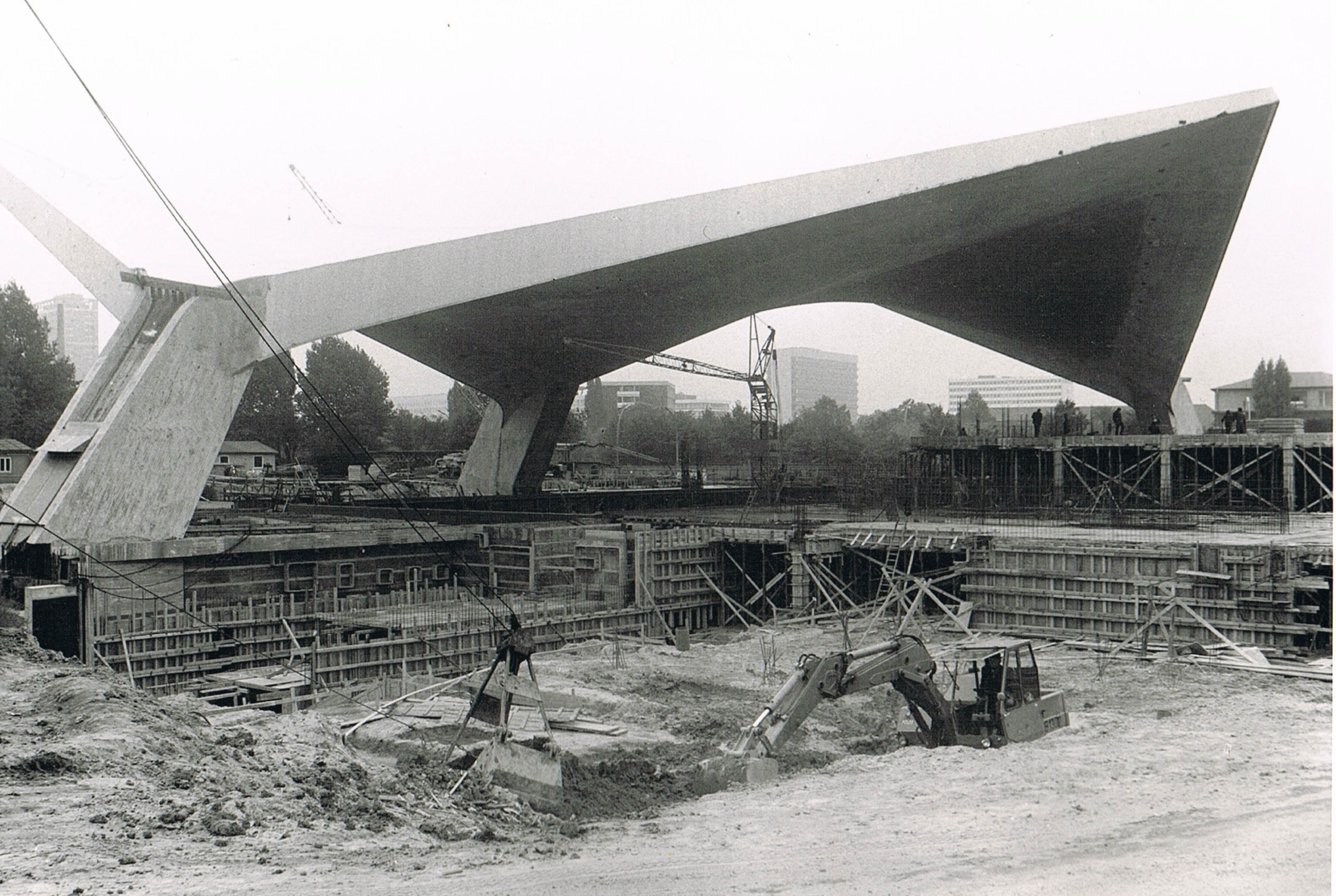 Bagger gräbt im großen Loch auf einer Baustelle