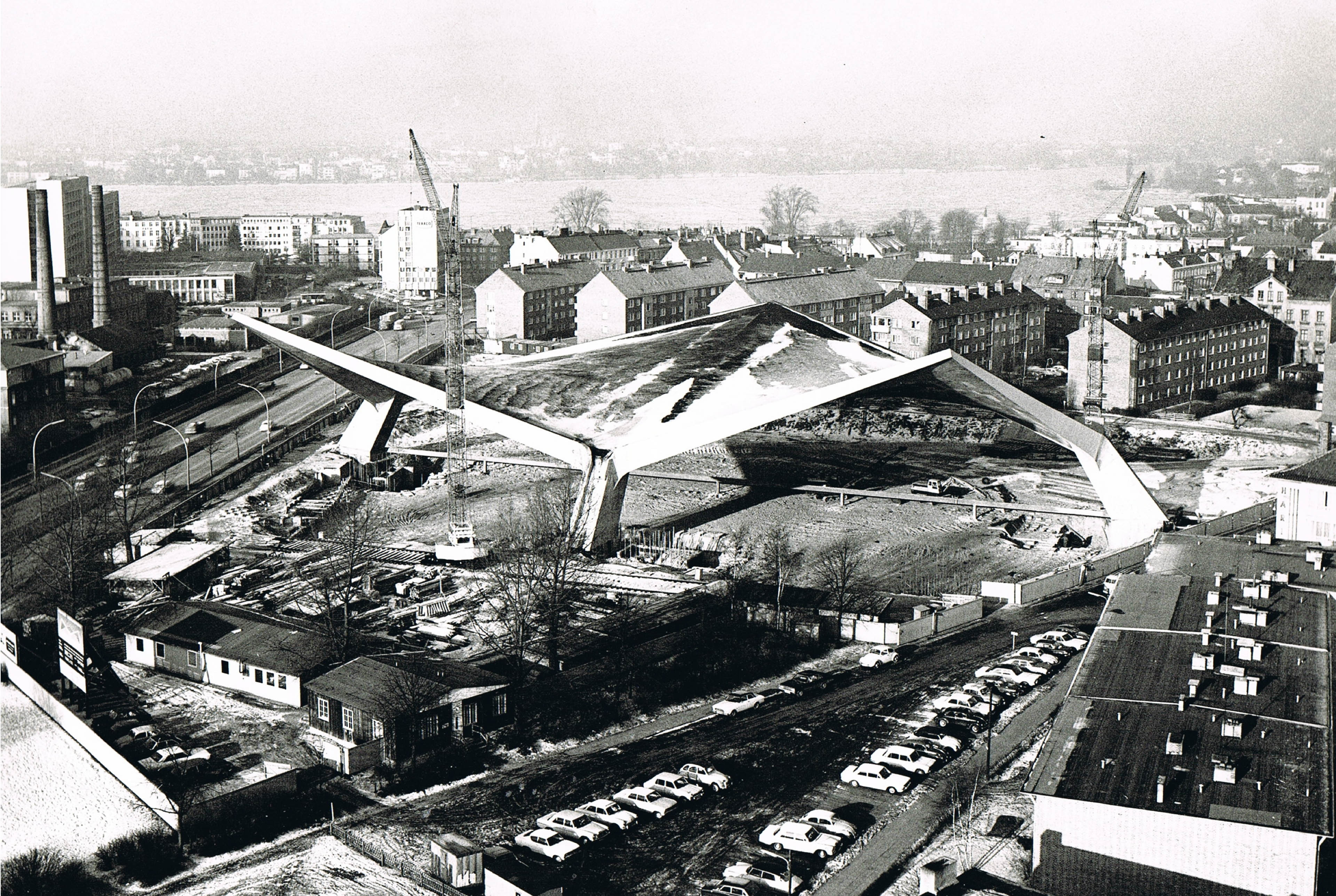 Blick aufs das fertige Dach der Alster-Schwimmhalle 