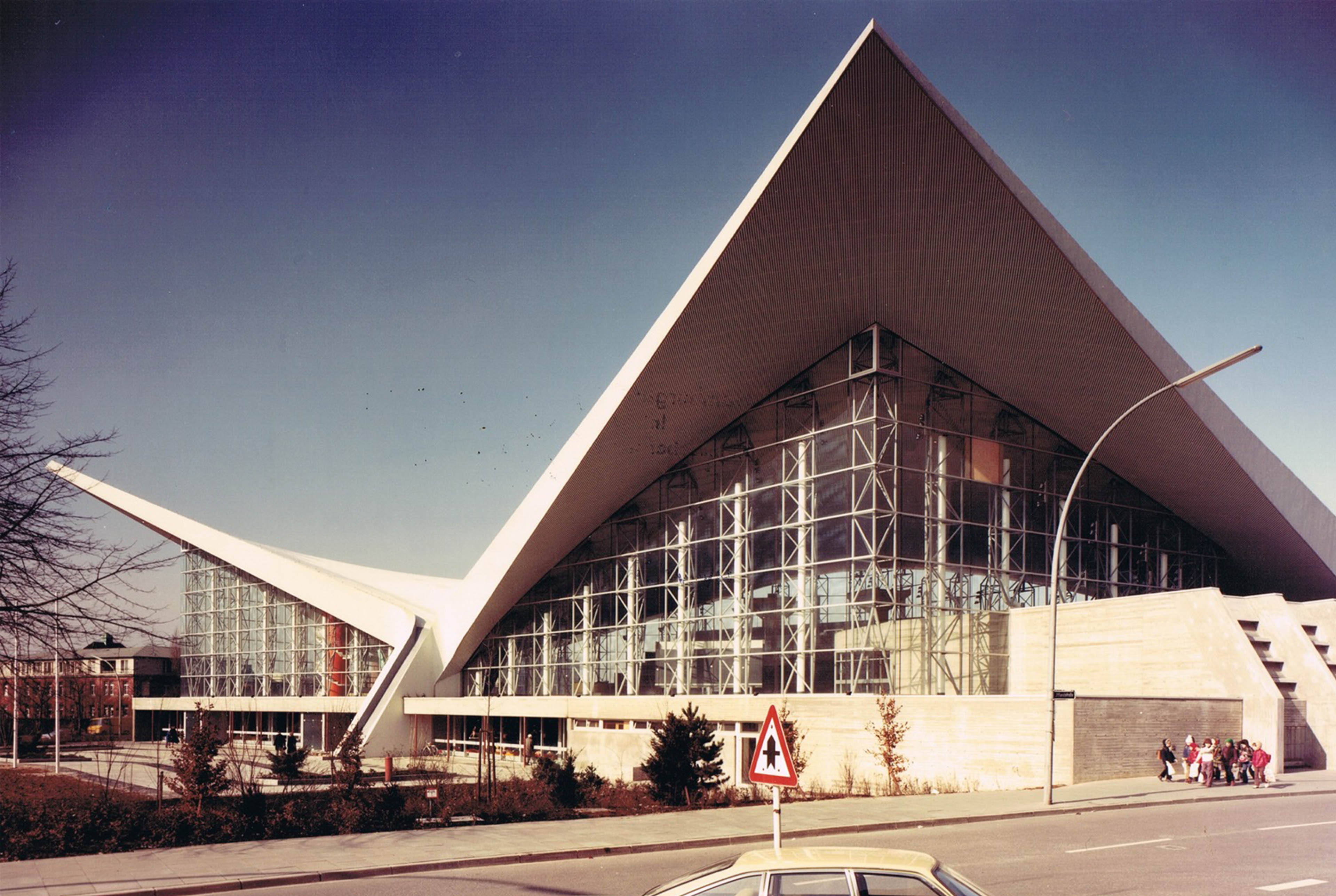 Frontale Ansicht der Alster-Schwimmhalle mit großer Glasfront