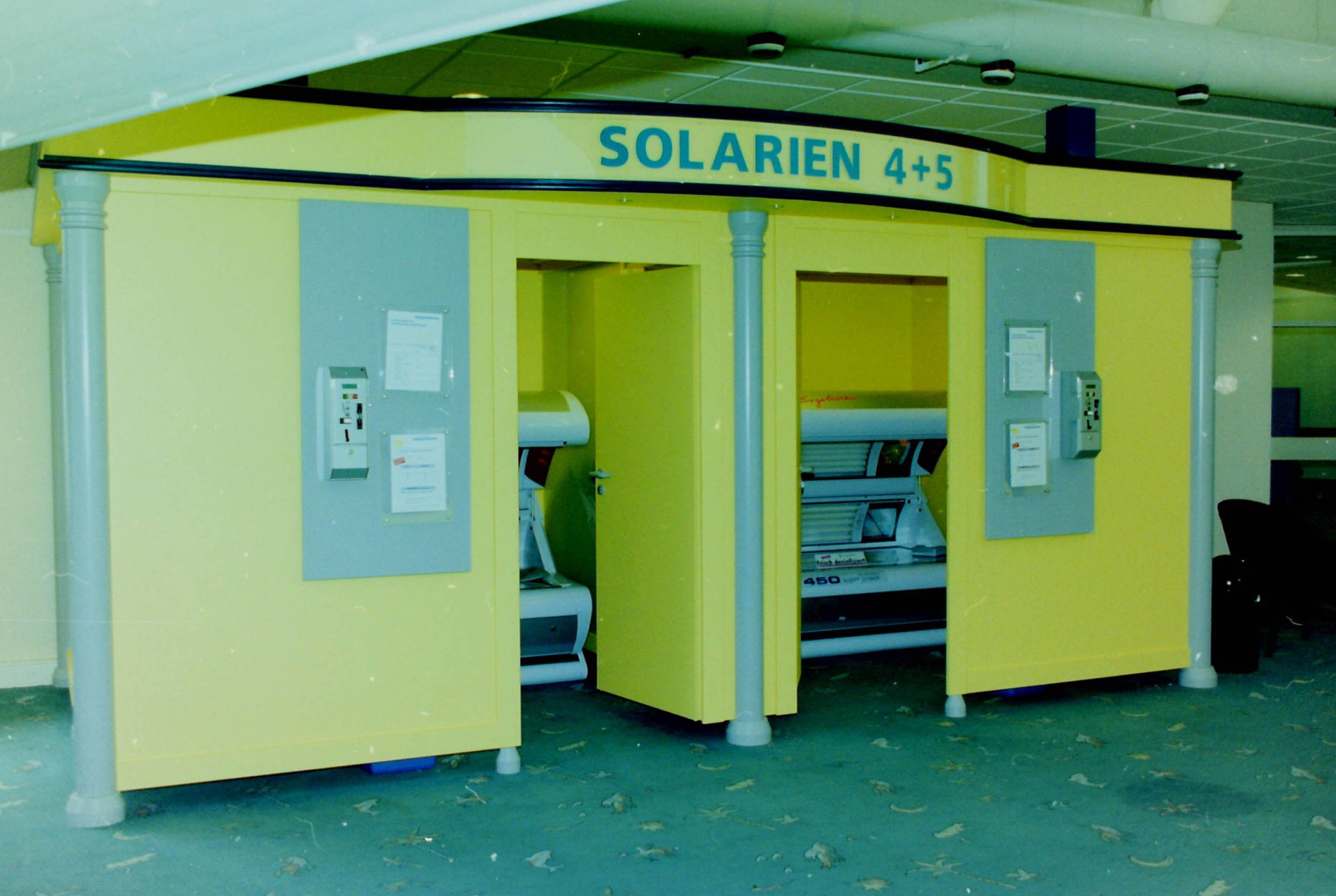 Zwei Solarien in einem gelben Gebäude