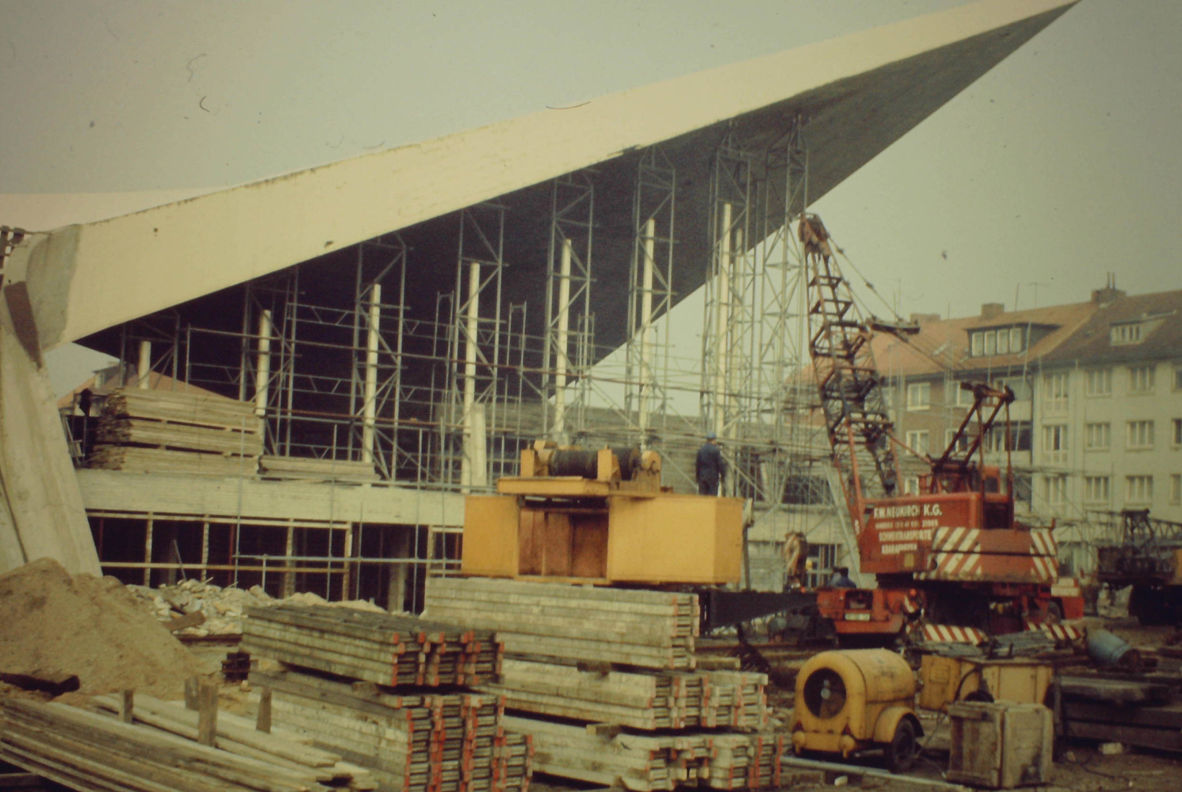 Kran mitten auf einer Baustelle der Alster-Schwimmhalle