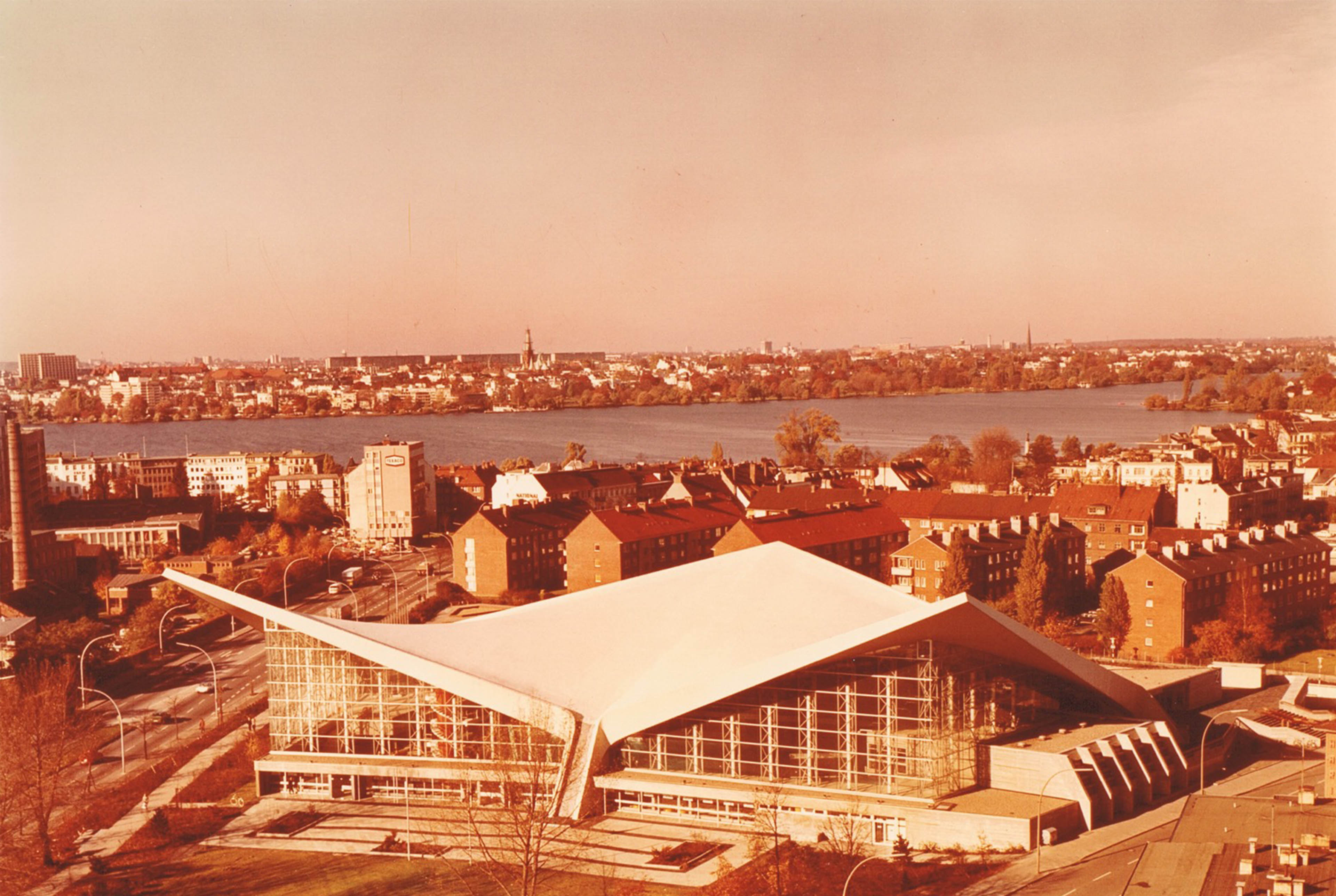 Foto von der Alster-Schwimmhalle wie sie sich ins Stadtbild einbindet