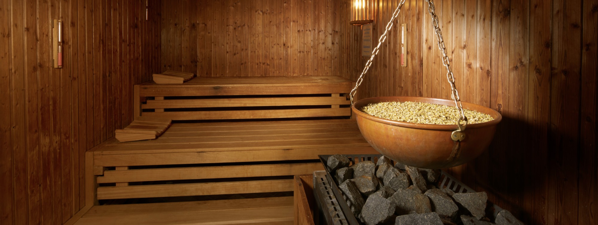 Holzsauna mit Ofen und Aromaschale