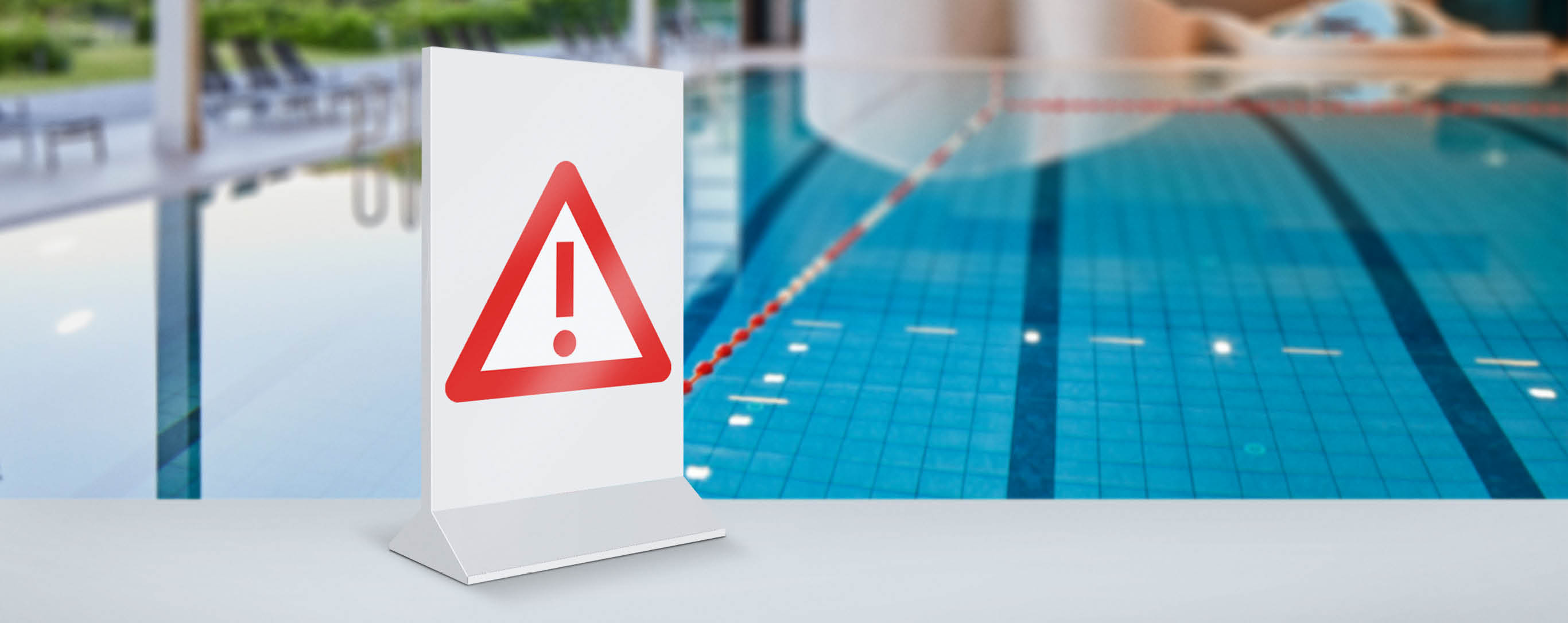 Schwimmbeckenrand mit Warnschild.
