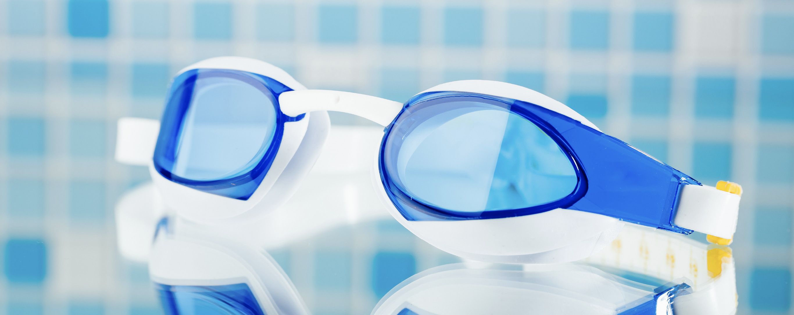 Taucherbrille mit blauen Gläsern