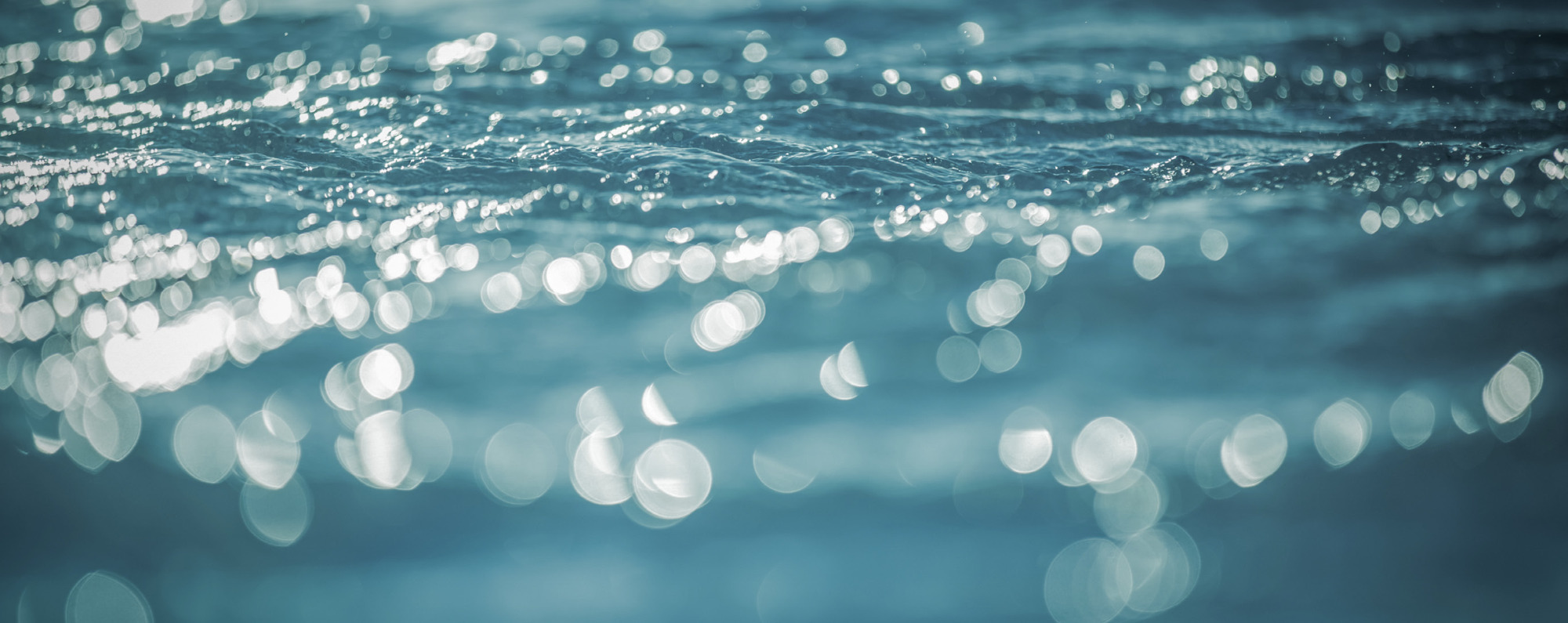 Glitzernde Wasseroberfläche