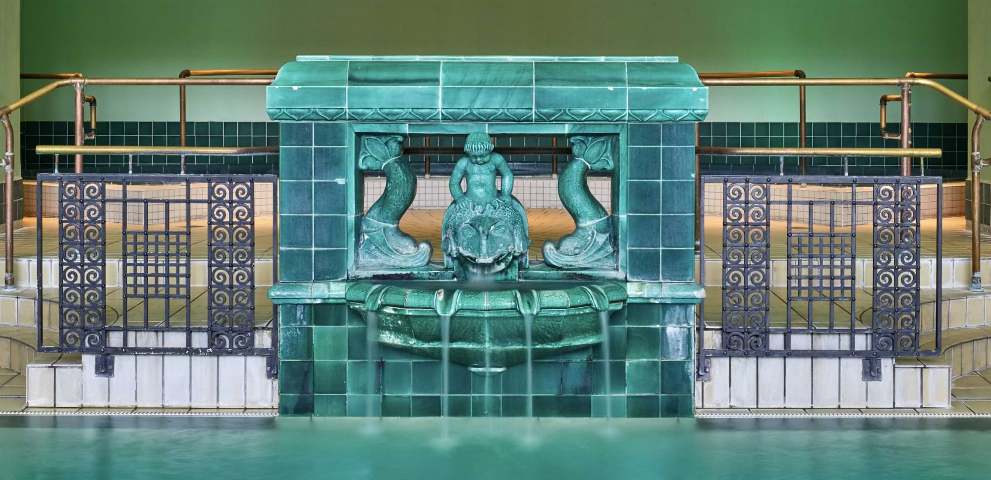 Brunnen aus grünen Kacheln