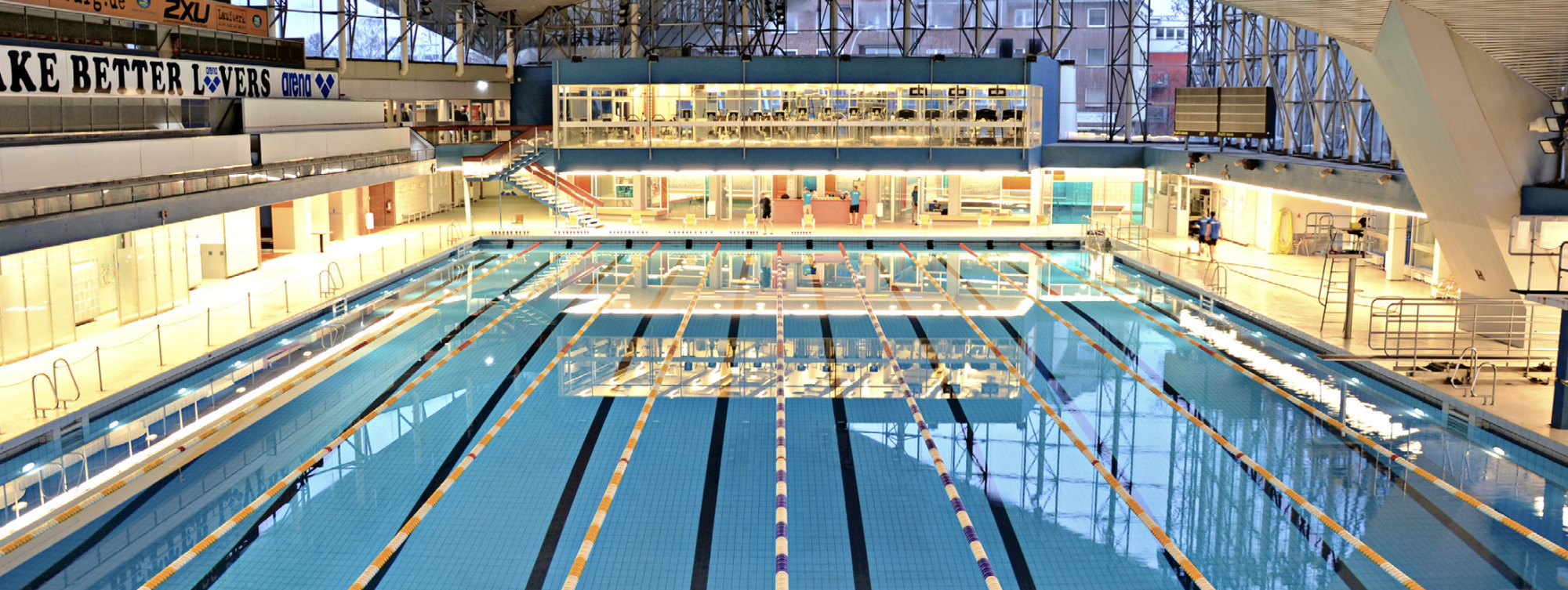 Schwimmhalle mit Bahnen von oben