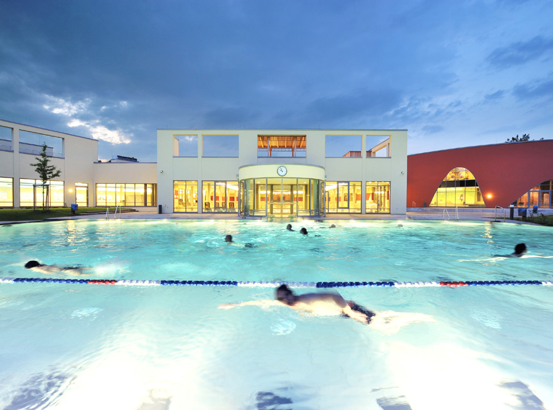 Beleuchtetes Freibad in der Abenddämmerung