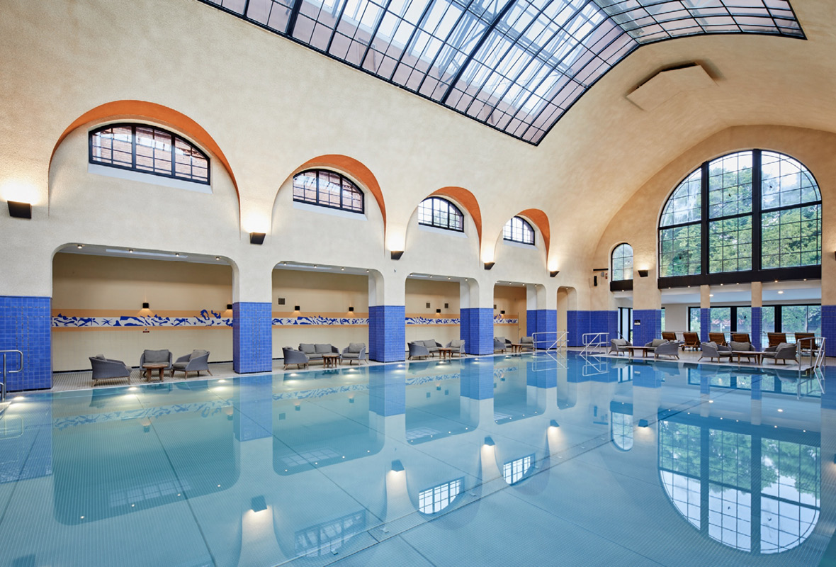 Schwimmbad mit heller Kuppel und Fenster