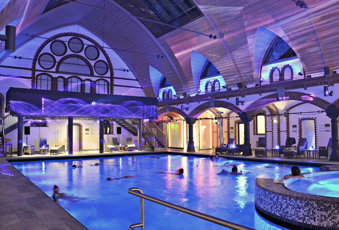 Sole-Therme mit Kuppel und Eventbeleuchtung.