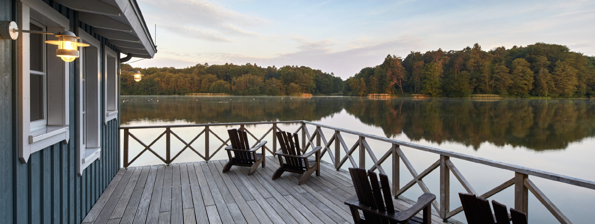 Saunaveranda mit Stühlen und Blick auf einen See