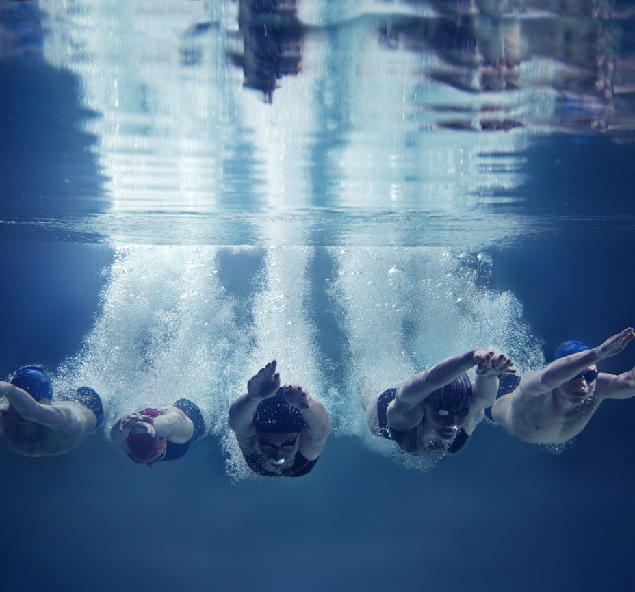 Schwimmer unter Wasser in der Bewegung