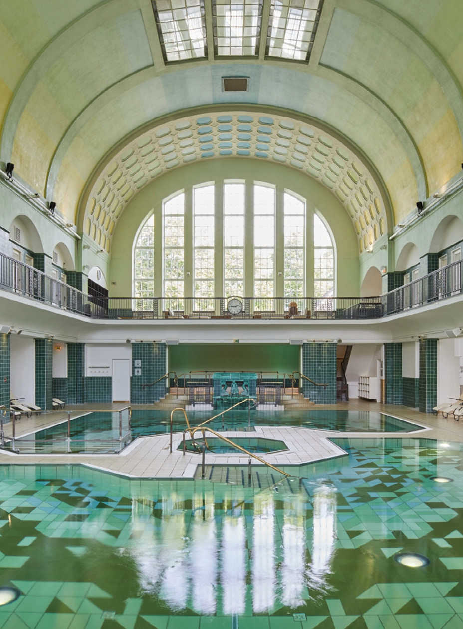 Therme mit Kuppel und großem Fenster