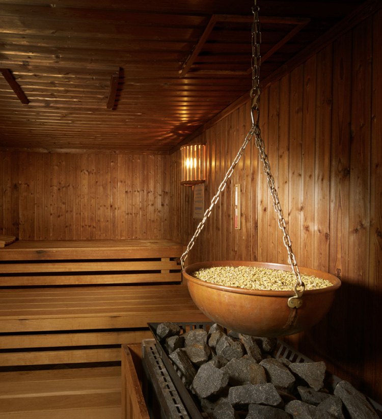 Holzsauna mit Ofen und Aromaschale