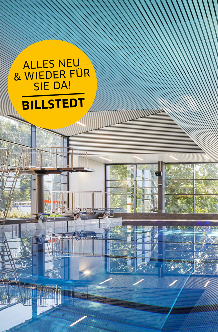 Becken mit Wasser und Sprungtürmen mit einem Blick nach Draußen