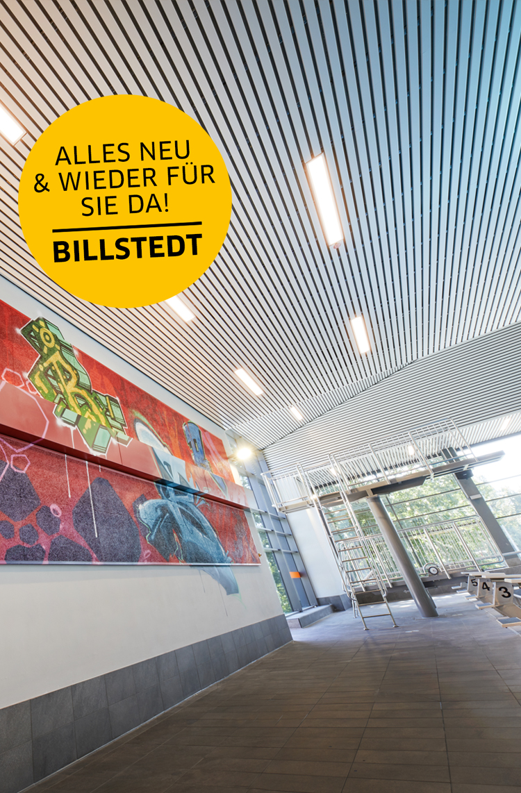 Innenbereich eines Bades mit Graffiti an den Wänden