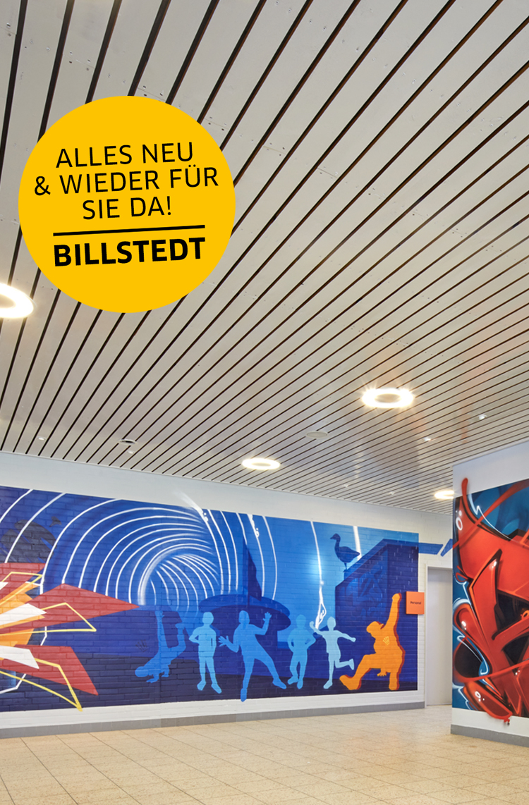 Innenbereich eines Bades mit Graffiti an den Wänden