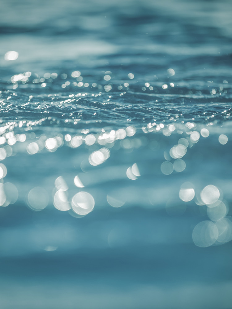 Glitzernde Wasseroberfläche