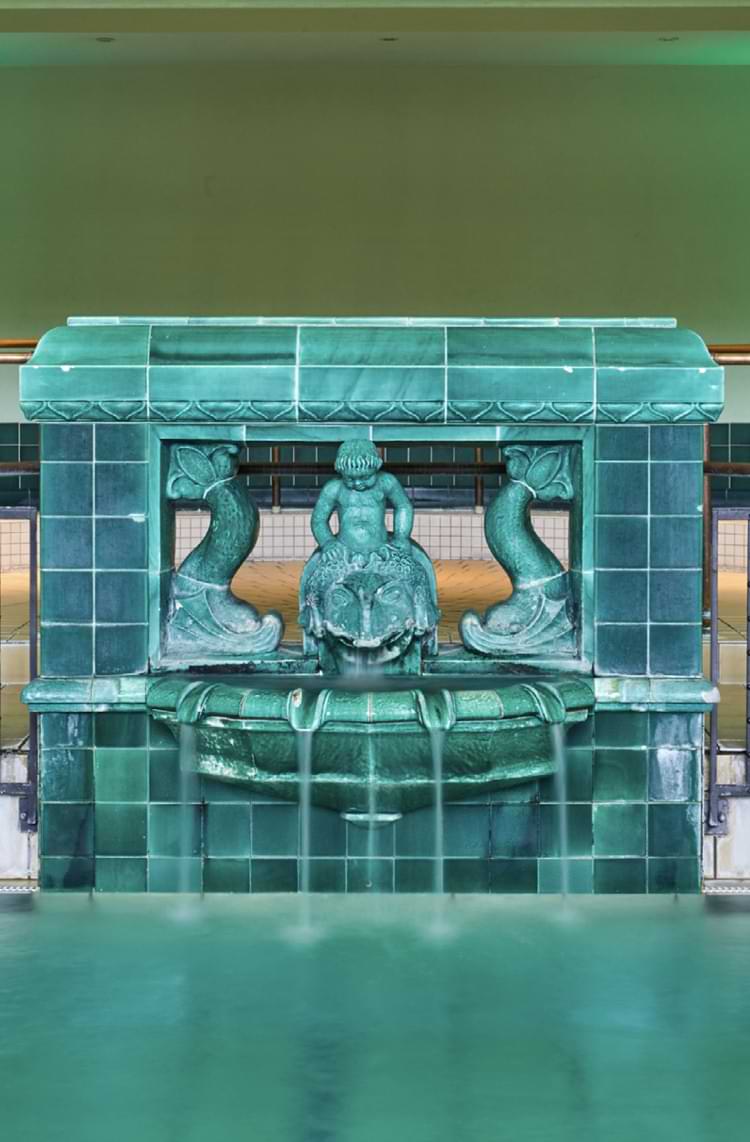 Brunnen aus grünen Kacheln