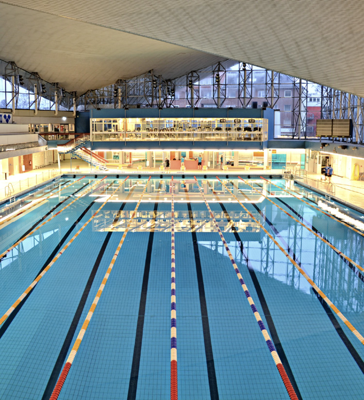 Schwimmhalle mit Bahnen von oben